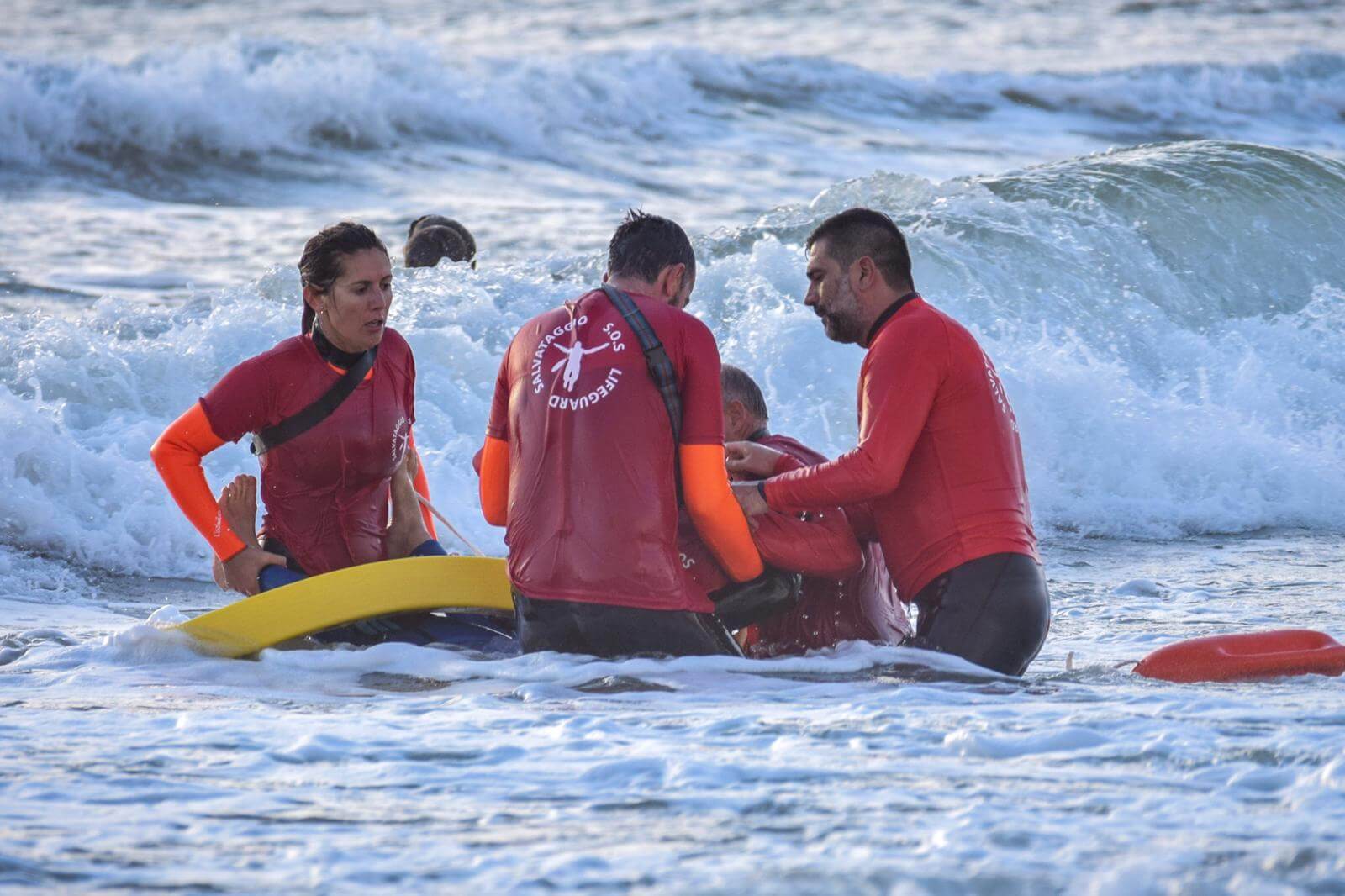 Capaccio Paestum, donna trascinata dalla risacca: decisivo l’intervento di cinque bagnini