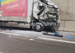 Contursi Terme, scontro tra mezzi pesanti sull’A2: un camion prende fuoco, traffico rallentato