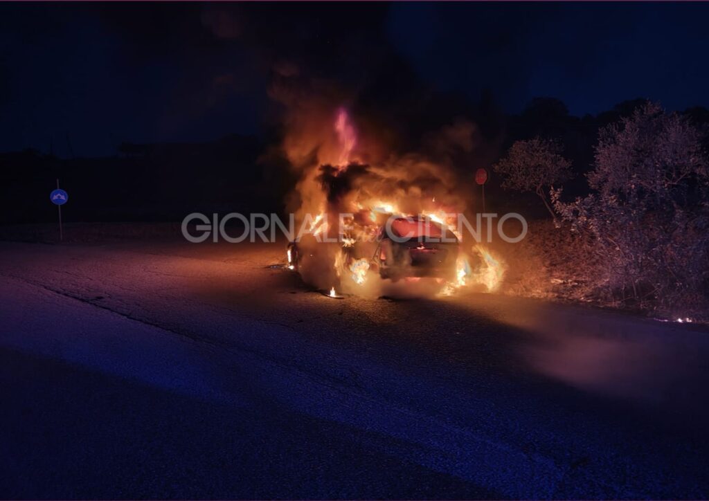 Paura a Buccino, auto in fiamme: coppia di Avellino si mette in salvo