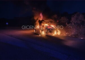 Paura a Buccino, auto in fiamme: coppia di Avellino si mette in salvo