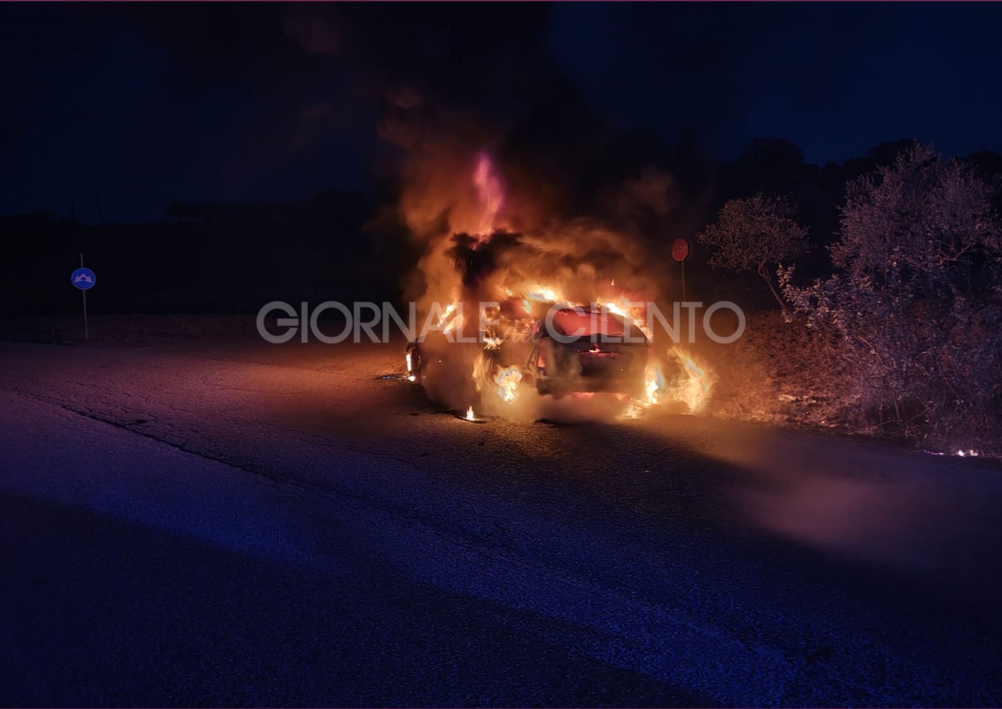 Paura a Buccino, auto in fiamme: coppia di Avellino si mette in salvo