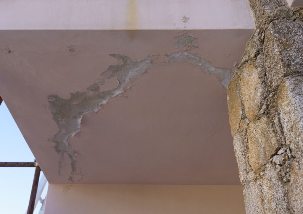 Infiltrazioni dal terrazzo: il danneggiato sceglie chi citare, poi saranno i responsabili a regolare i conti tra loro