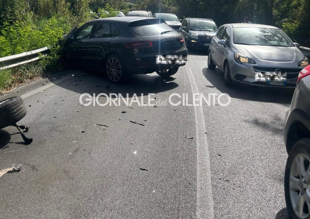 Incidente tra carro attrezzi e Porsche nel Cilento: quattro feriti lievi