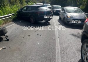 Incidente tra carro attrezzi e Porsche nel Cilento: quattro feriti lievi