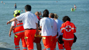 Capaccio Paestum, 22enne rischia di annegare in mare: soccorso e trasportato in ospedale