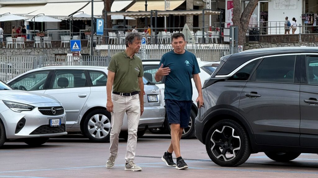 Teo Mammucari in vacanza a Marina di Camerota: passeggiata sul porto e caffè al bar