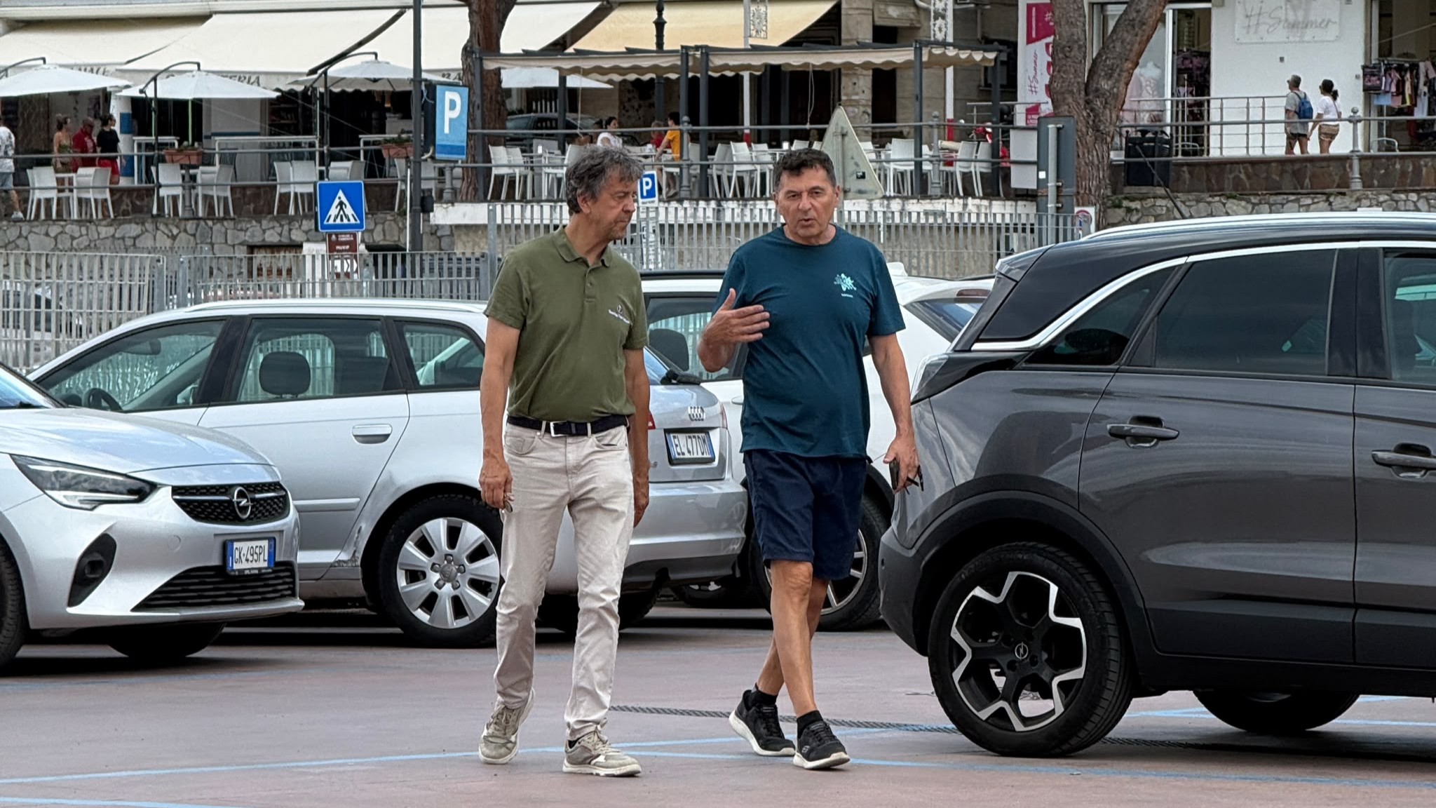 Teo Mammucari in vacanza a Marina di Camerota: passeggiata sul porto e caffè al bar