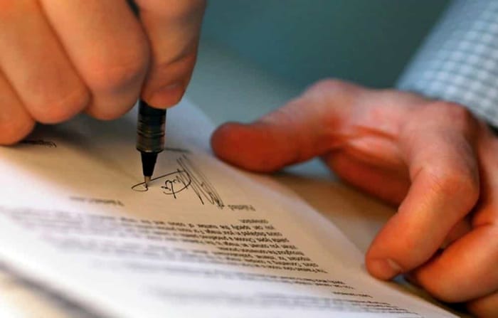 Trovato testamento olografo di un genitore, ma la data non si legge: il documento è valido? Le regole del Codice Civile