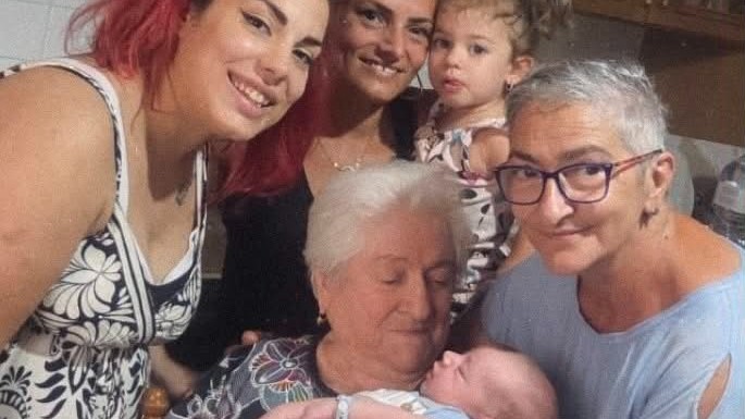 Cinque generazioni riunite in uno scatto: la trisnonna Elena abbraccia il piccolo Tonino