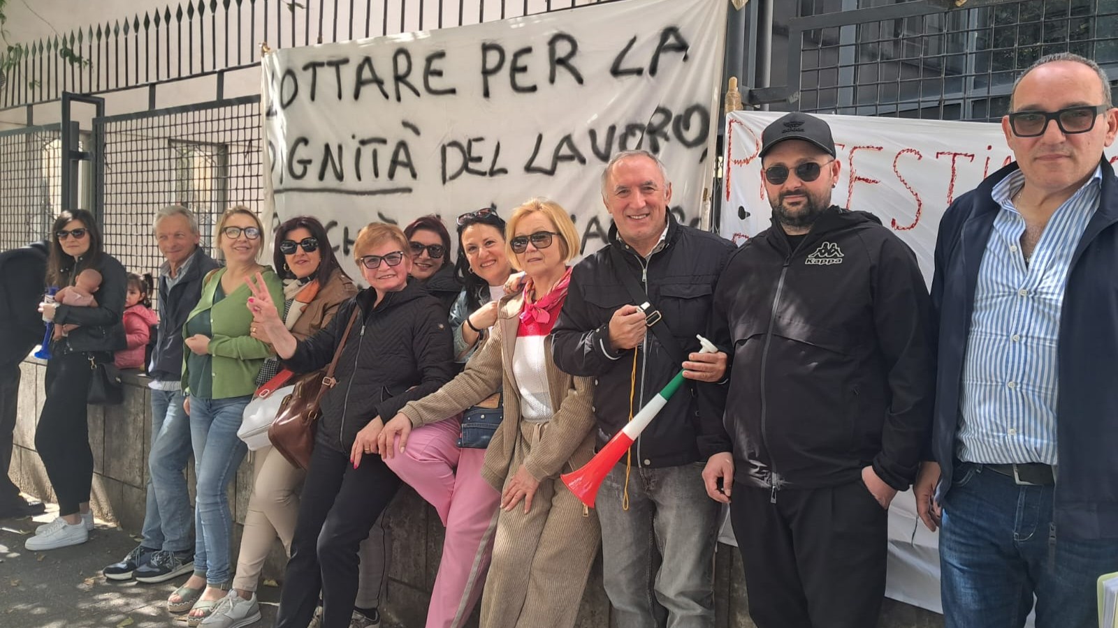 Operatrice socio-sanitaria si rifiuta di pulire i corridoi e viene licenziata da Rsa: il giudice la reintegra