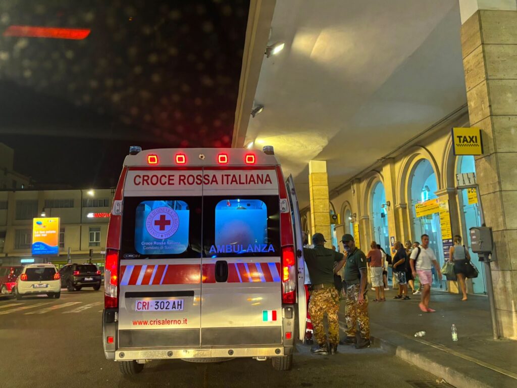 Salerno, crea disagi alla stazione e poi si sente male: 23enne trasportato in ospedale