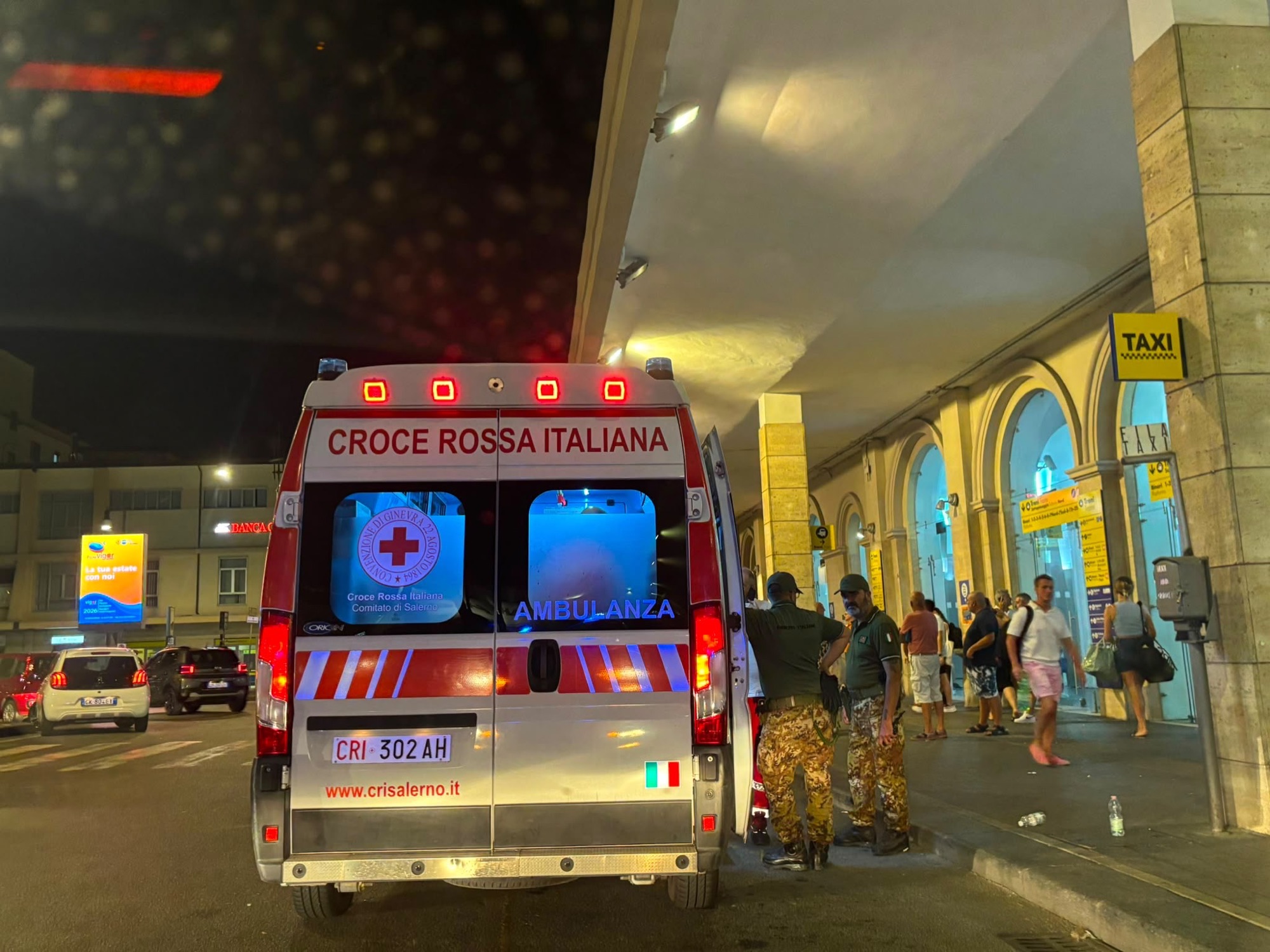 Salerno, crea disagi alla stazione e poi si sente male: 23enne trasportato in ospedale