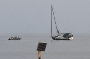 Acciaroli, barca a vela finisce sulla secca: salvata in extremis