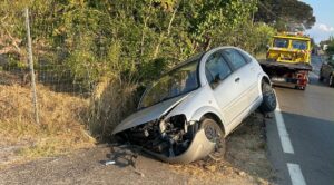 Paura all’alba sulla Via del Mare: auto fuori strada, occupanti in ospedale