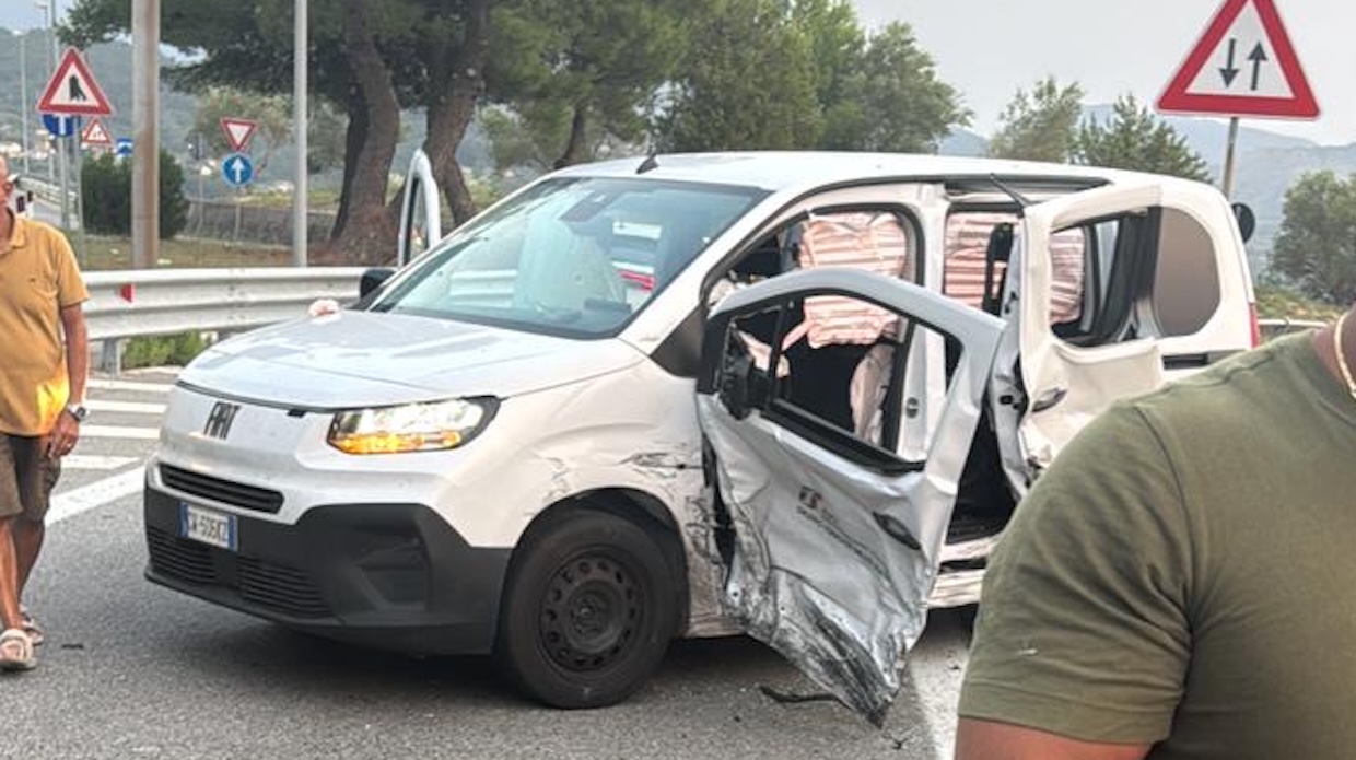 Cilentana, incidente allo svincolo di Futani: coinvolti più veicoli