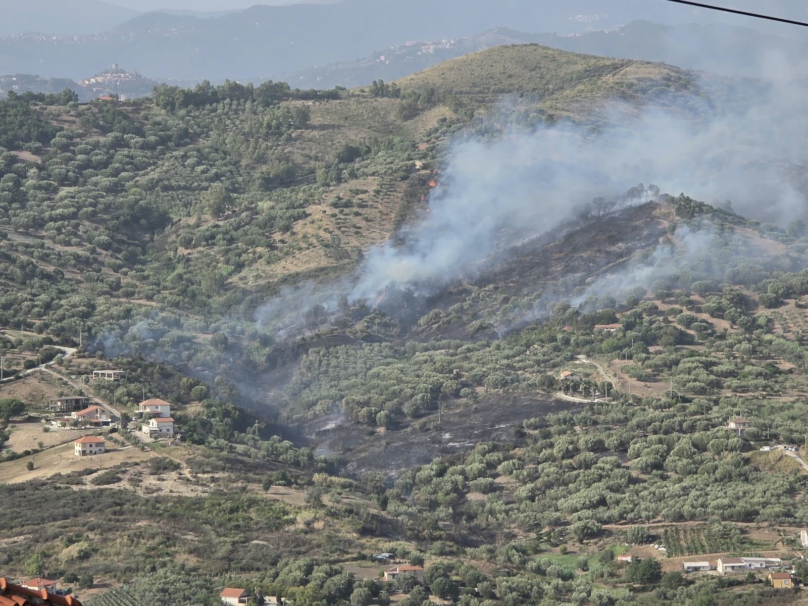 Incendio tra Velia e Stampella ad Ascea, fiamme vicino alle abitazioni: in azione anche un elicottero