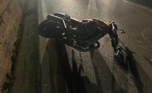 Castellabate, perde il controllo della moto e precipita nel canale: 27enne in codice rosso a Vallo della Lucania
