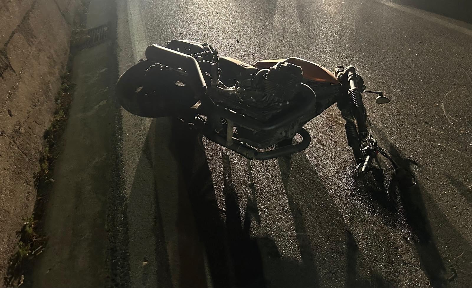 Castellabate, perde il controllo della moto e precipita nel canale: 27enne in codice rosso a Vallo della Lucania