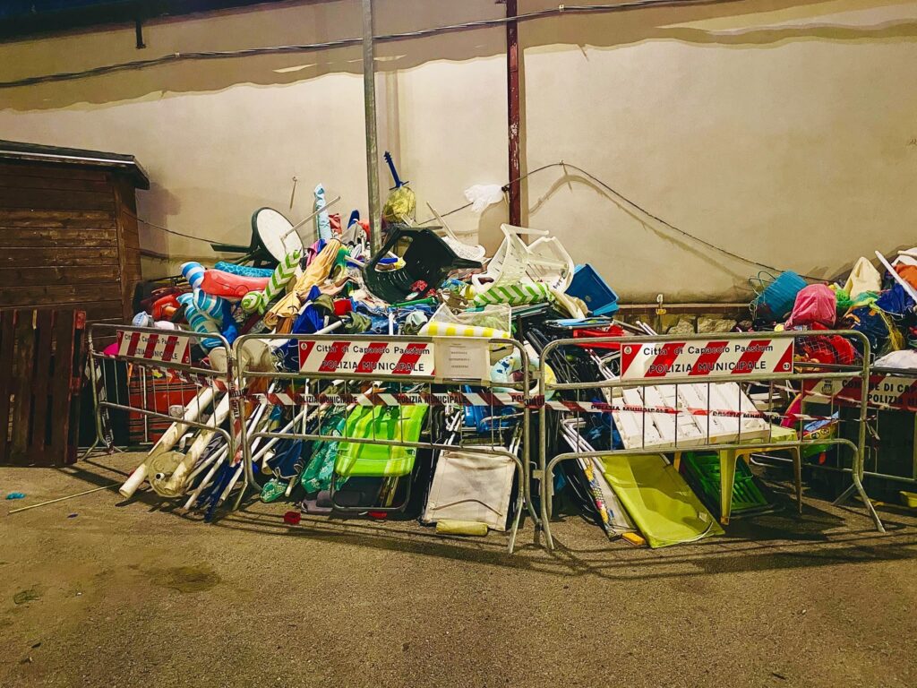 Capaccio Paestum, blitz notturno della Polizia Locale: sequestrati oltre 400 articoli sulle spiagge libere