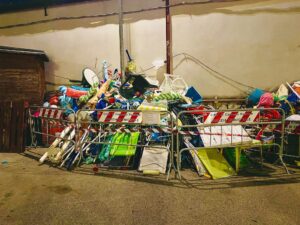 Capaccio Paestum, blitz notturno della Polizia Locale: sequestrati oltre 400 articoli sulle spiagge libere