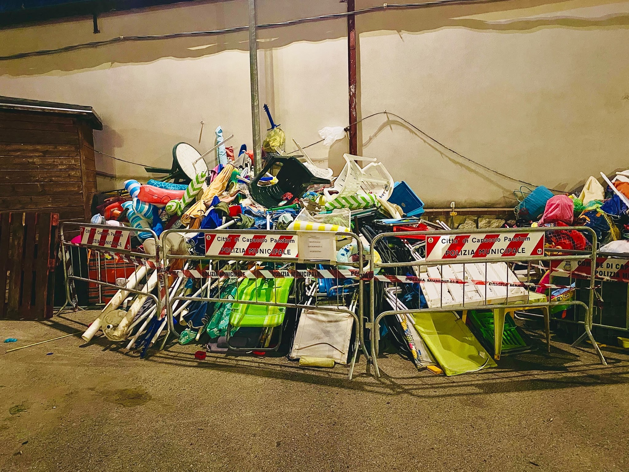 Capaccio Paestum, blitz notturno della Polizia Locale: sequestrati oltre 400 articoli sulle spiagge libere