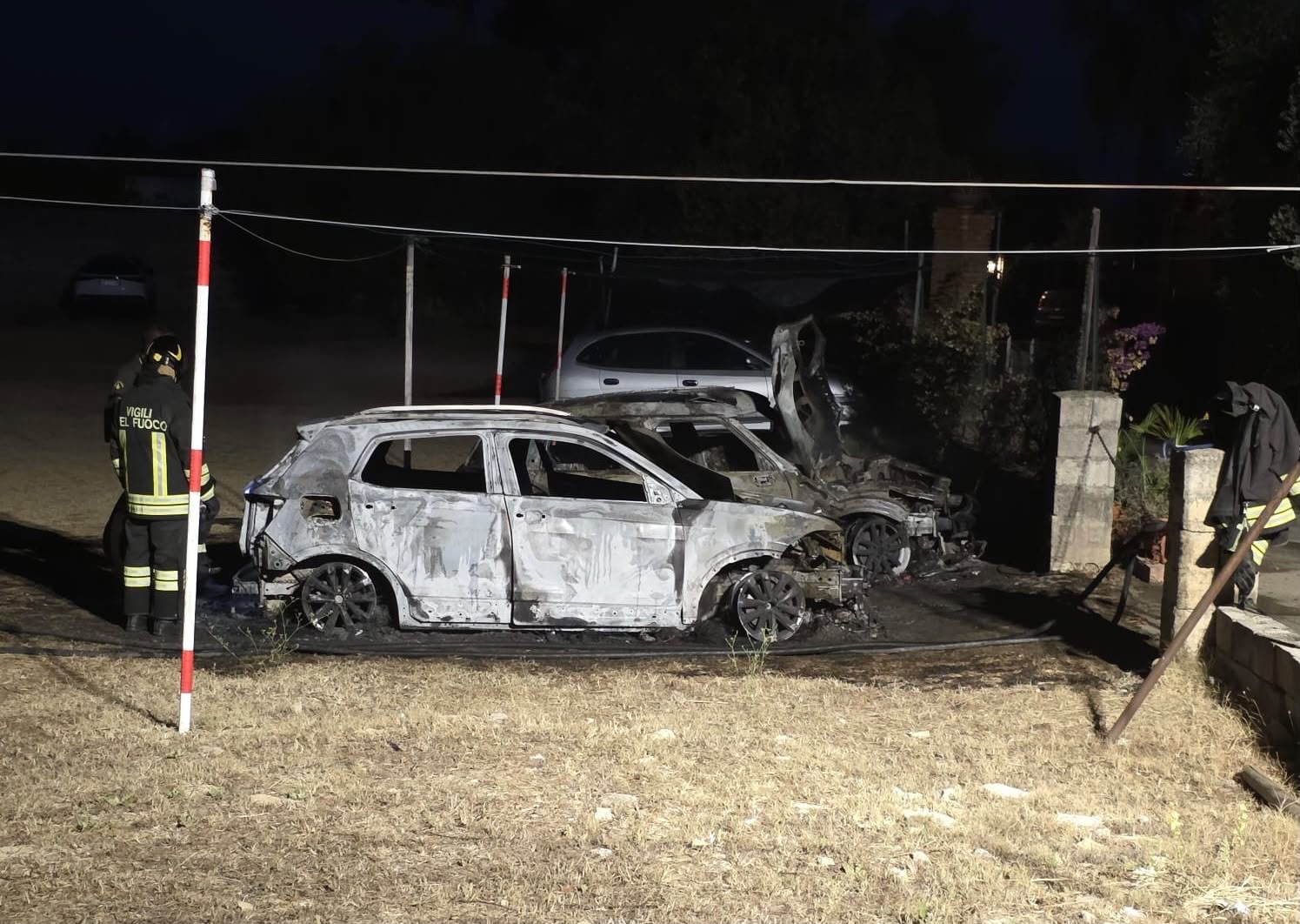 Paura nella notte a San Marco di Castellabate, incendio distrugge due auto