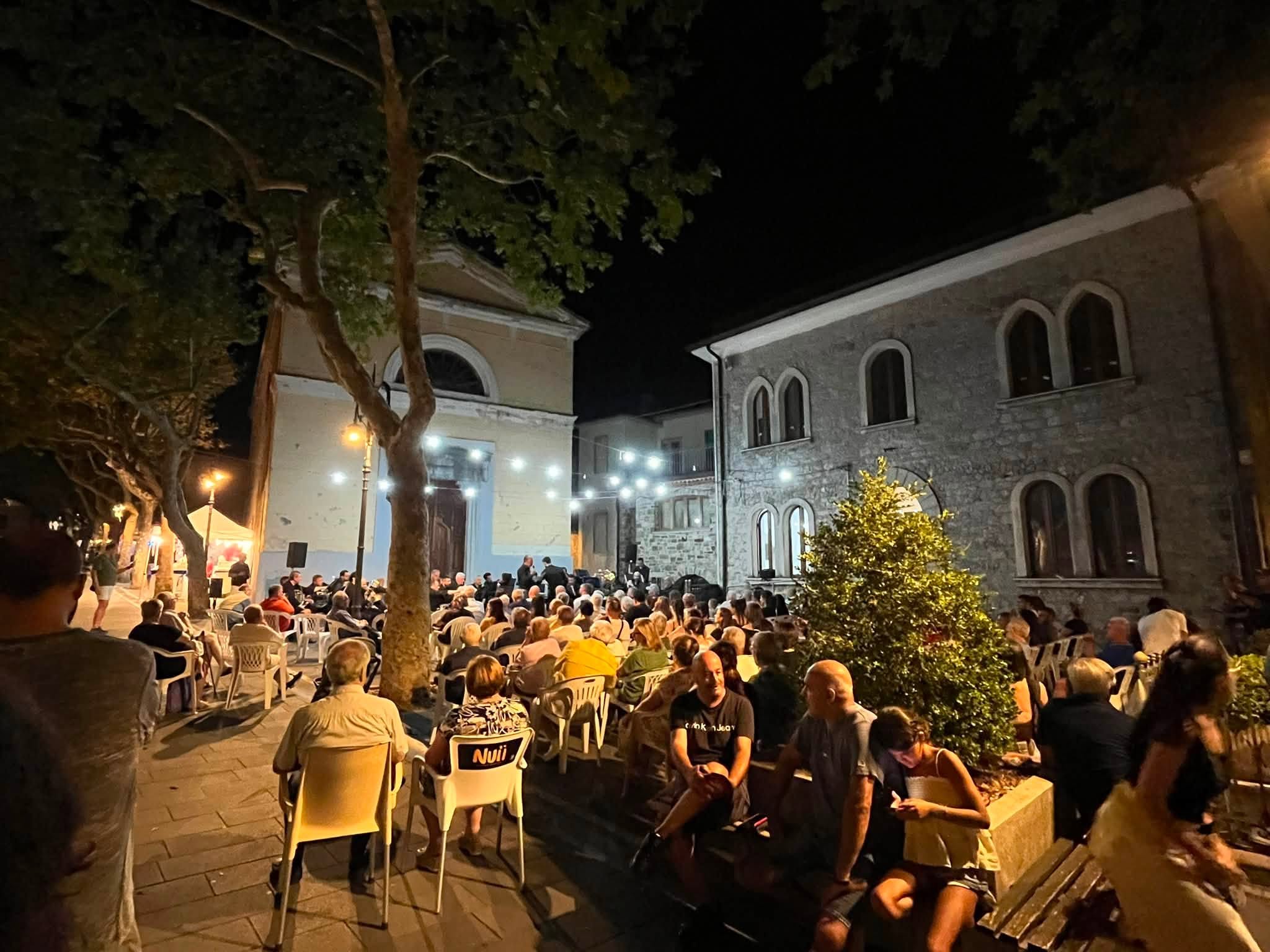 Gemellaggio in musica tra Caselle in Pittari e Segnano, successo per il concerto delle bande
