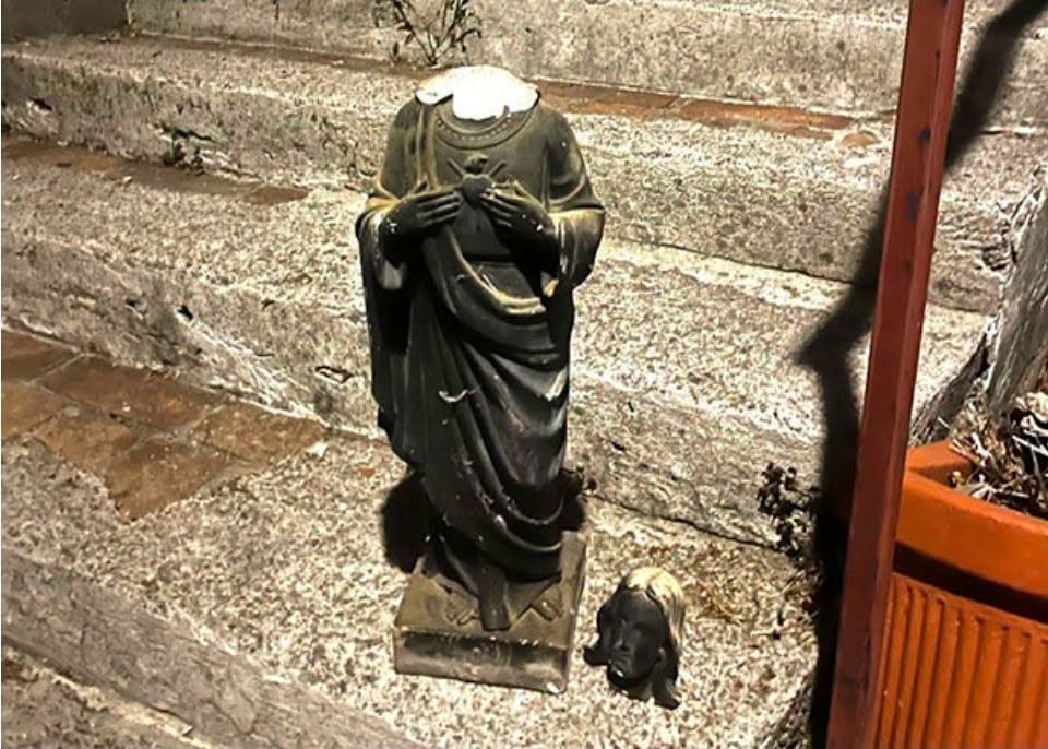 Salerno, decapitata la statua del Cristo nel centro storico