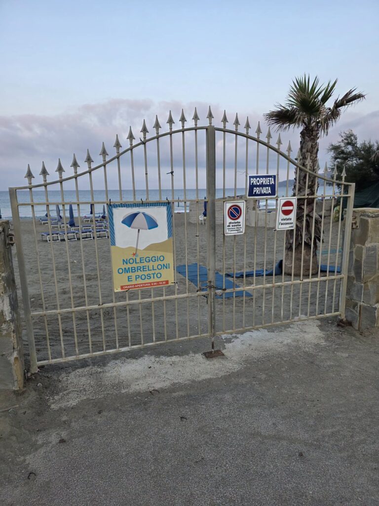 Casal Velino, cartelli “spiaggia privata” sul litorale: chiesti accertamenti