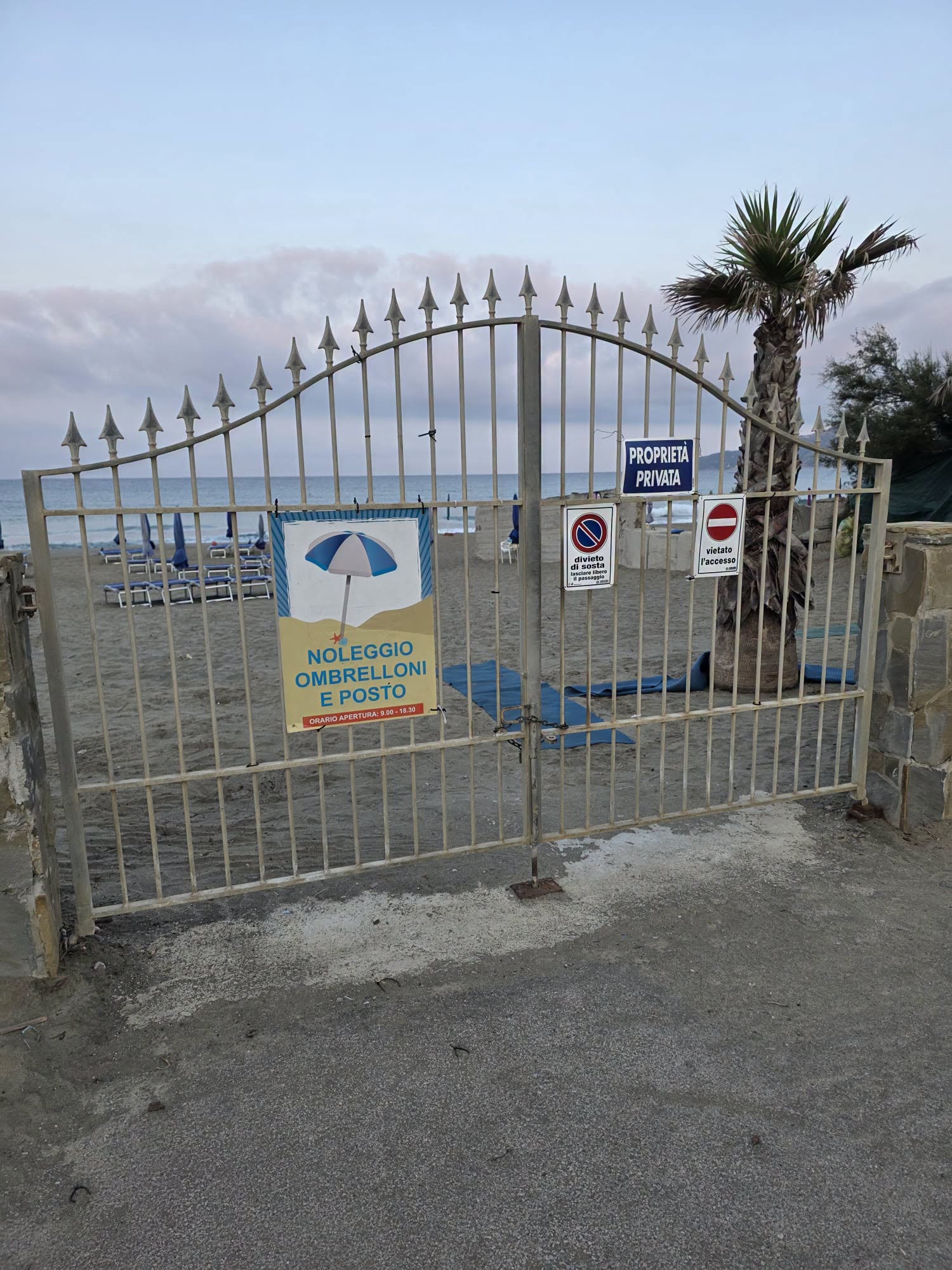 Casal Velino, cartelli “spiaggia privata” sul litorale: chiesti accertamenti