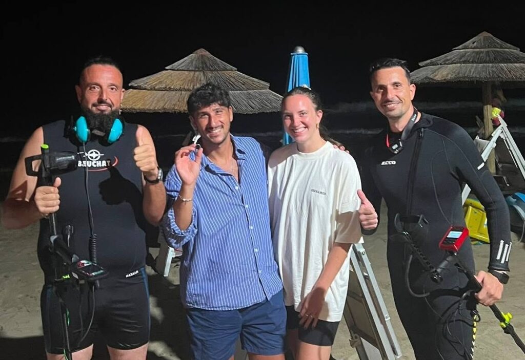 Marina di San Mauro Cilento, perde la fede nuziale in mare: ritrovata lo stesso giorno