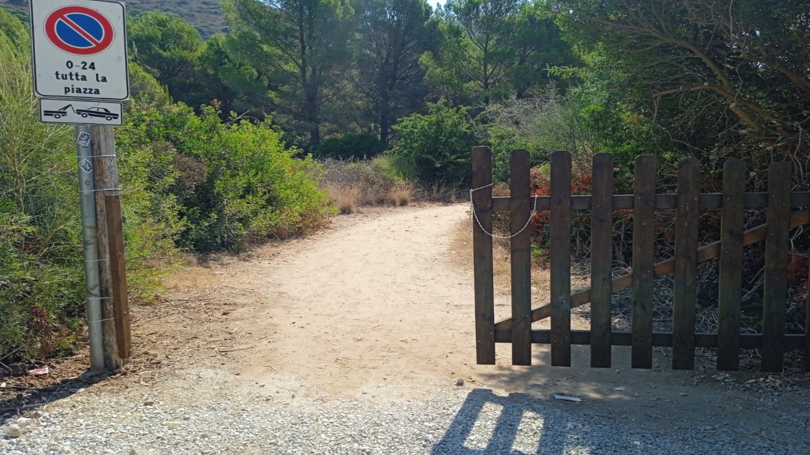 Cancello della pineta divelto e bruciato per un falò, vandali in azione a Baia Arena