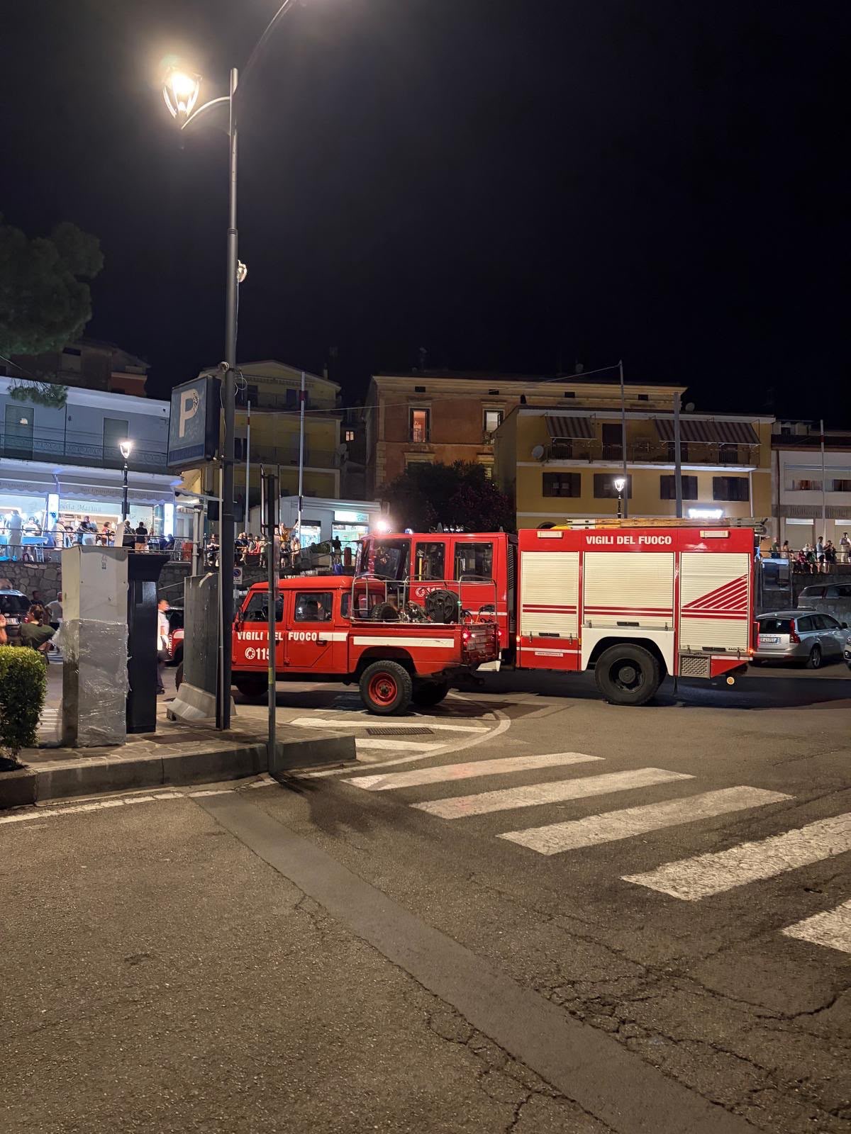Fumo nero dalla cabina Enel al porto, blackout a Marina di Camerota