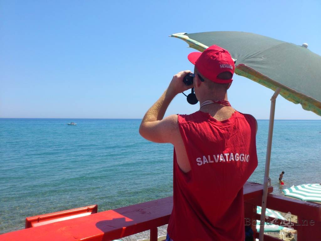 Paestum, coppia rischia di annegare: salvata dal bagnino