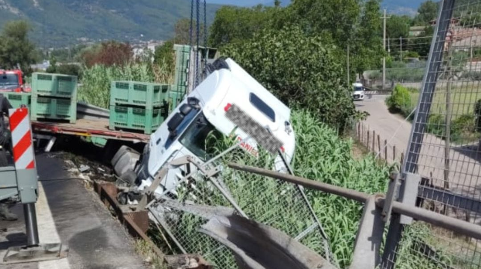 Camion carico di pomodori si ribalta sul raccordo Salerno-Avellino