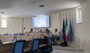 Sapri, presentato il progetto del primo lotto del nuovo lungomare: tutela del verde, pista ciclopedonale e difesa della costa. Non mancano le polemiche