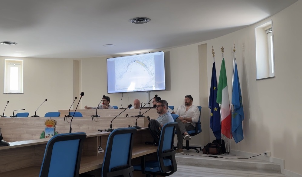 Sapri, presentato il progetto del primo lotto del nuovo lungomare: tutela del verde, pista ciclopedonale e difesa della costa. Non mancano le polemiche