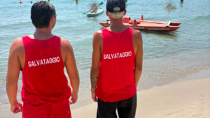 Malore in acqua a Camerota, donna soccorsa dai bagnini e affidata al 118