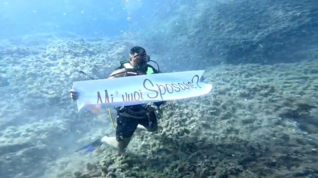 Marina di Camerota, proposta di matrimonio sott’acqua: Alessandra dice sì