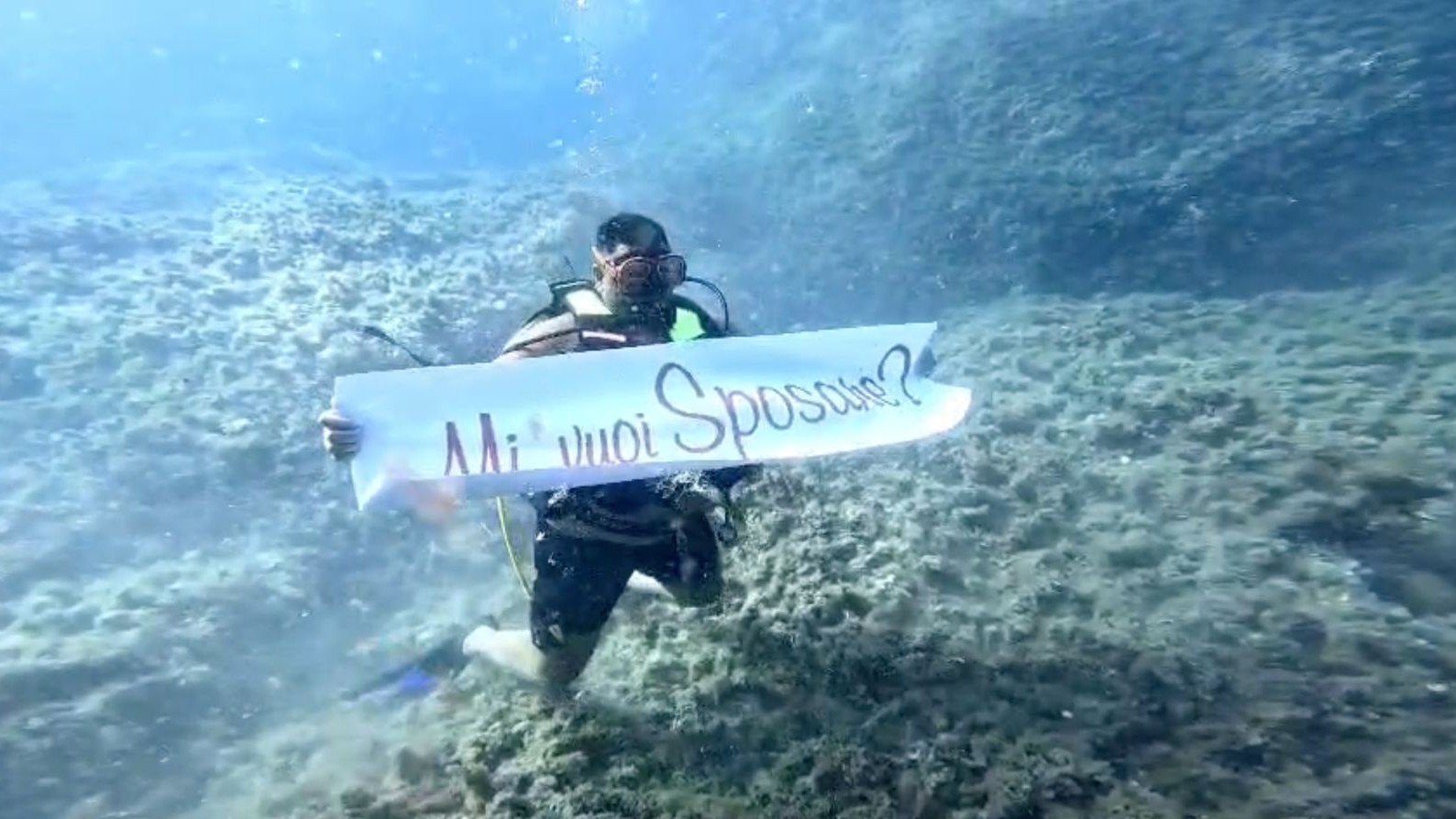 Marina di Camerota, proposta di matrimonio sott’acqua: Alessandra dice sì