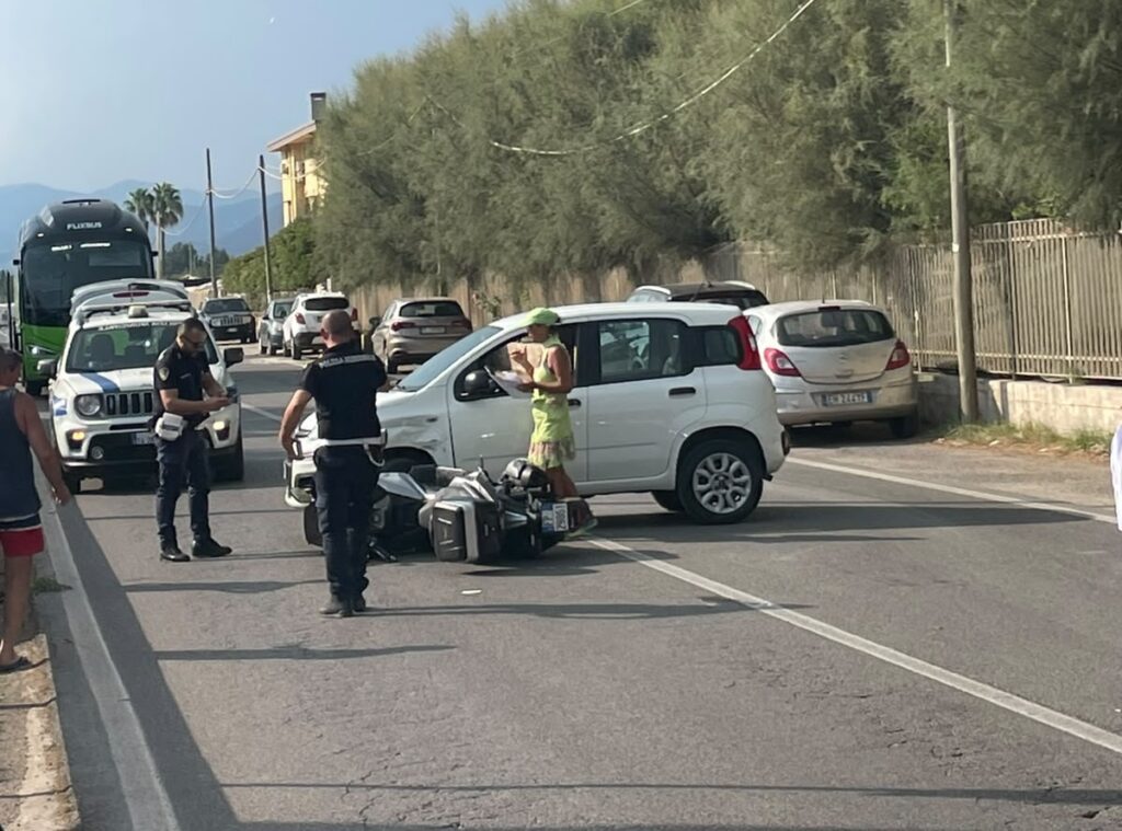 Incidente sulla litoranea di Pontecagnano, due feriti trasportati al Ruggi