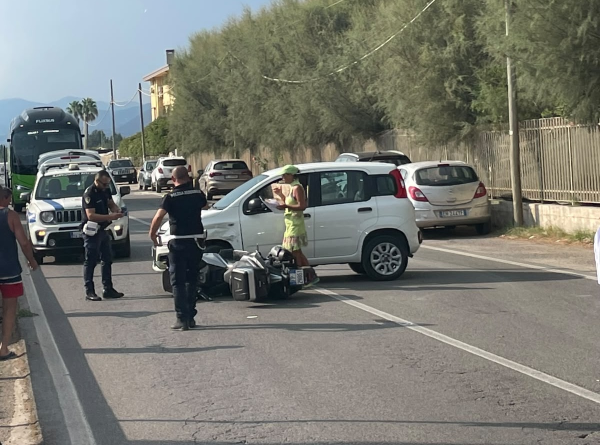 Incidente sulla litoranea di Pontecagnano, due feriti trasportati al Ruggi