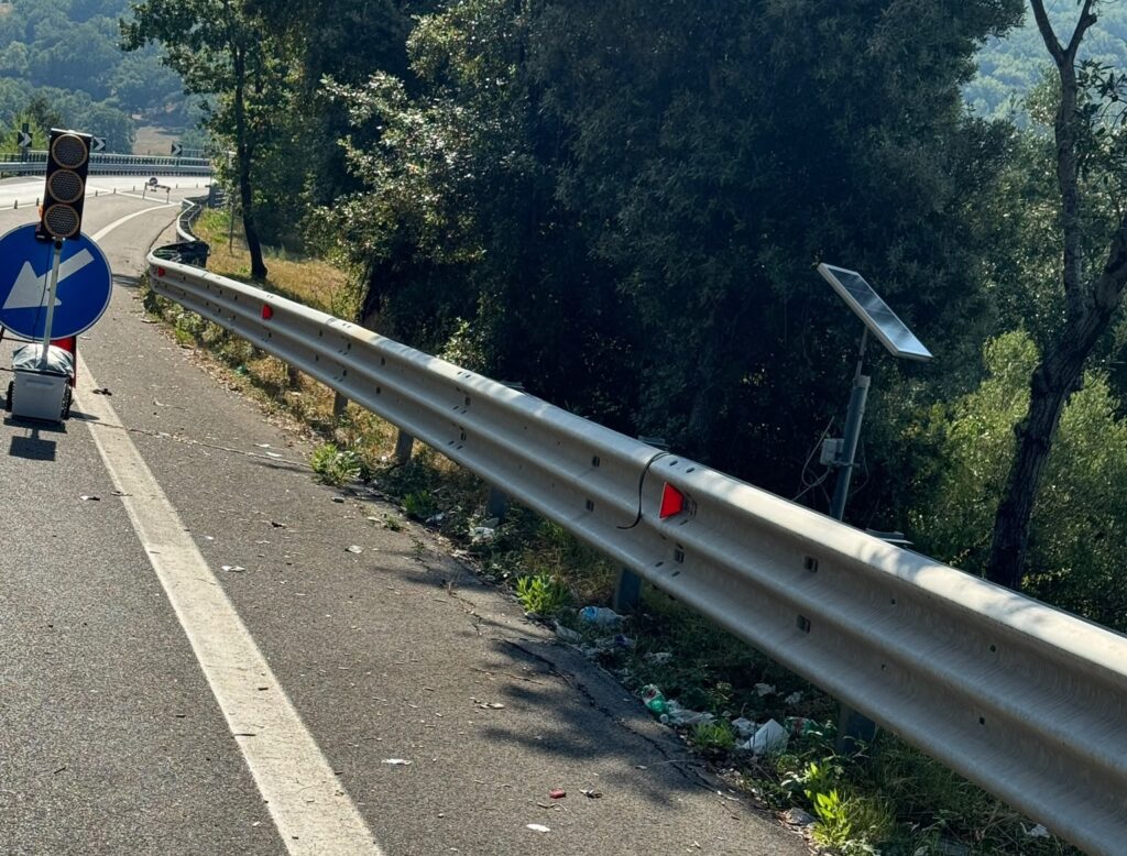 Statale 18, rifiuti abbandonati al semaforo di Massicelle: la piazzola diventa una discarica