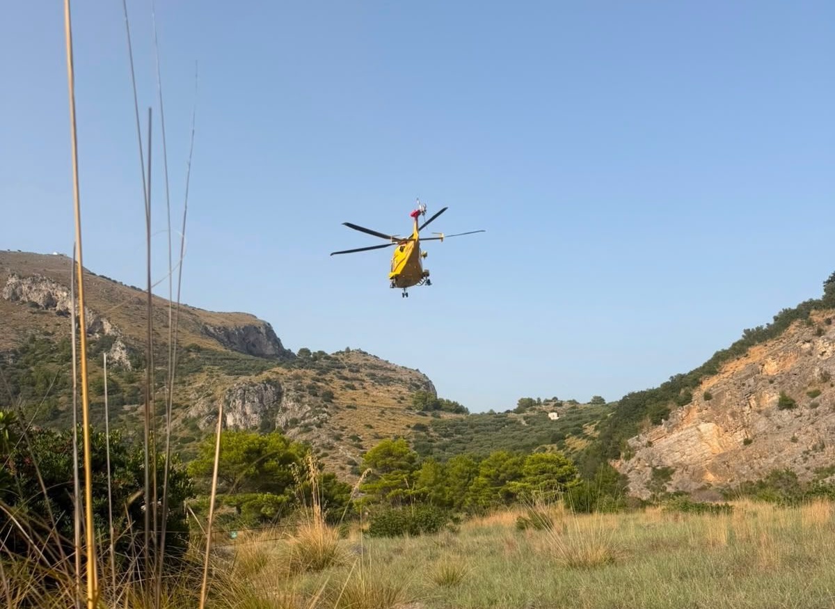 Giovane perde i sensi dopo un tuffo: salvato e trasportato in elicottero
