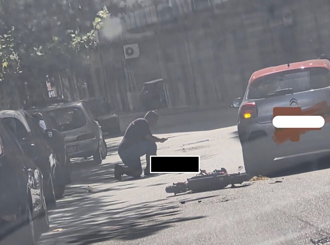 Incidente in via Eugenio Caterina, scontro auto-monopattino a Salerno