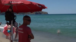 Palinuro, bagnino di 17 anni salva una famiglia in difficoltà in mare