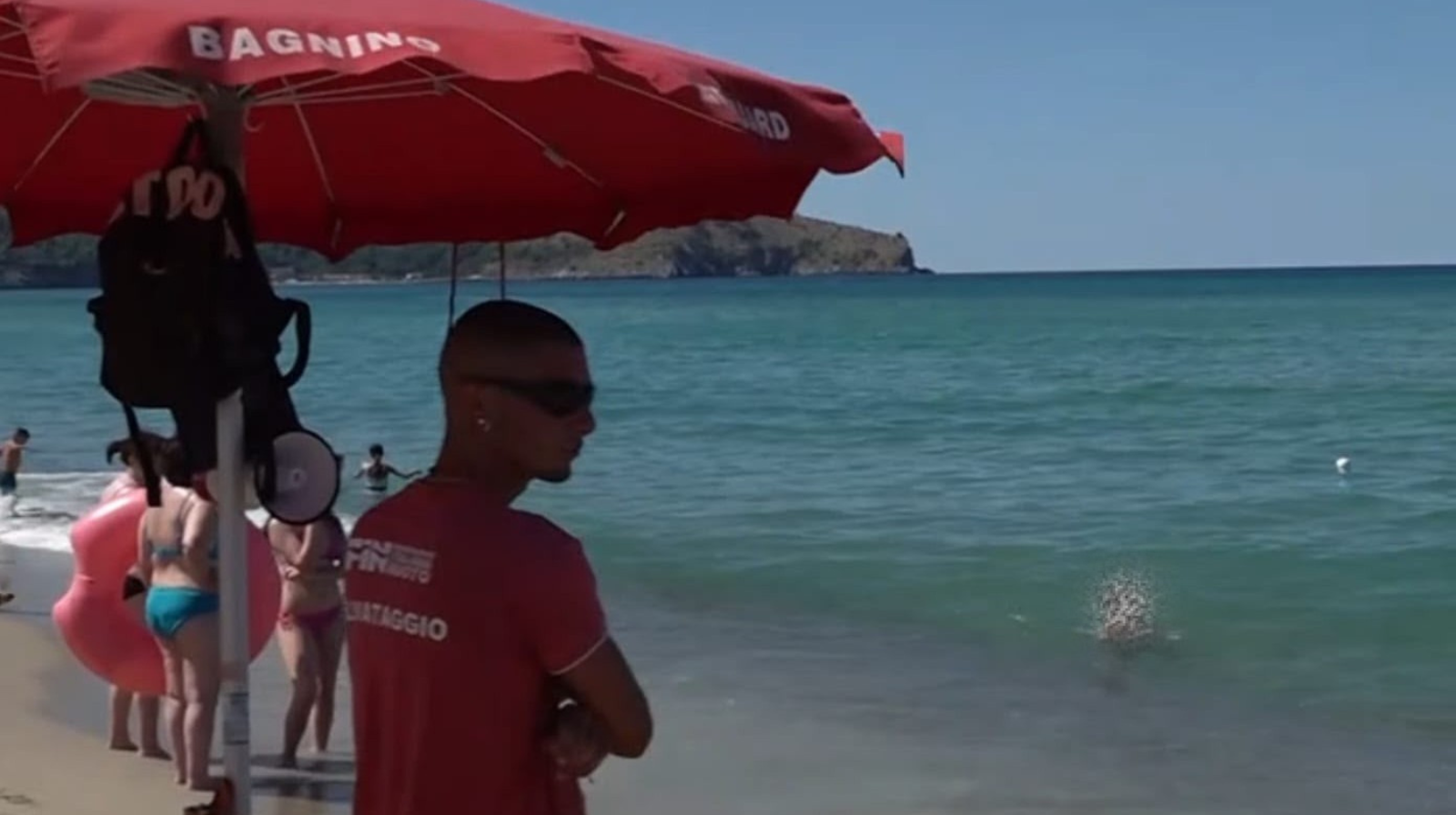 Palinuro, bagnino di 17 anni salva una famiglia in difficoltà in mare
