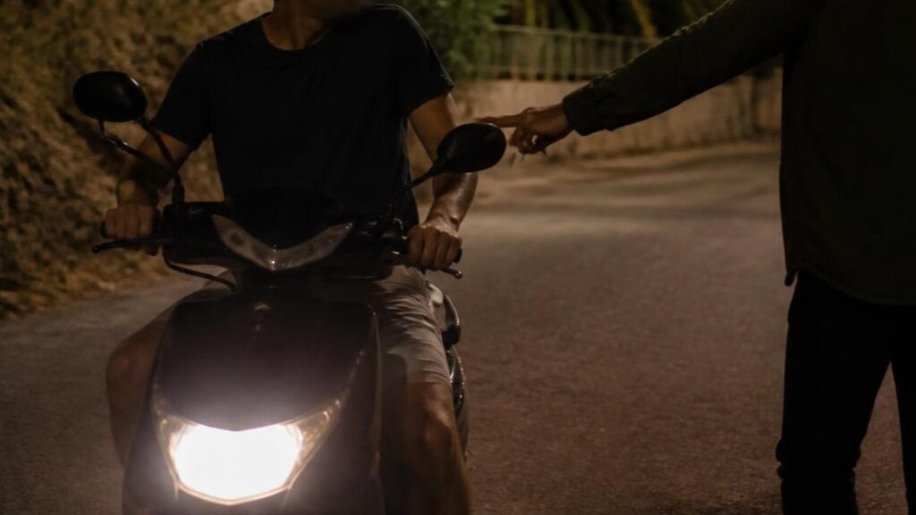 Palinuro, offre un passaggio a uno sconosciuto e viene minacciato