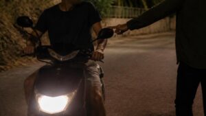Palinuro, offre un passaggio a uno sconosciuto e viene minacciato