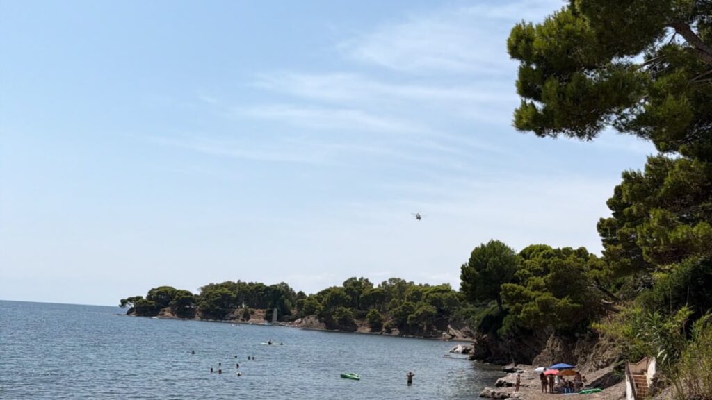 Paura a Ogliastro Marina, turista di 59 anni precipita sugli scogli da una parete rocciosa